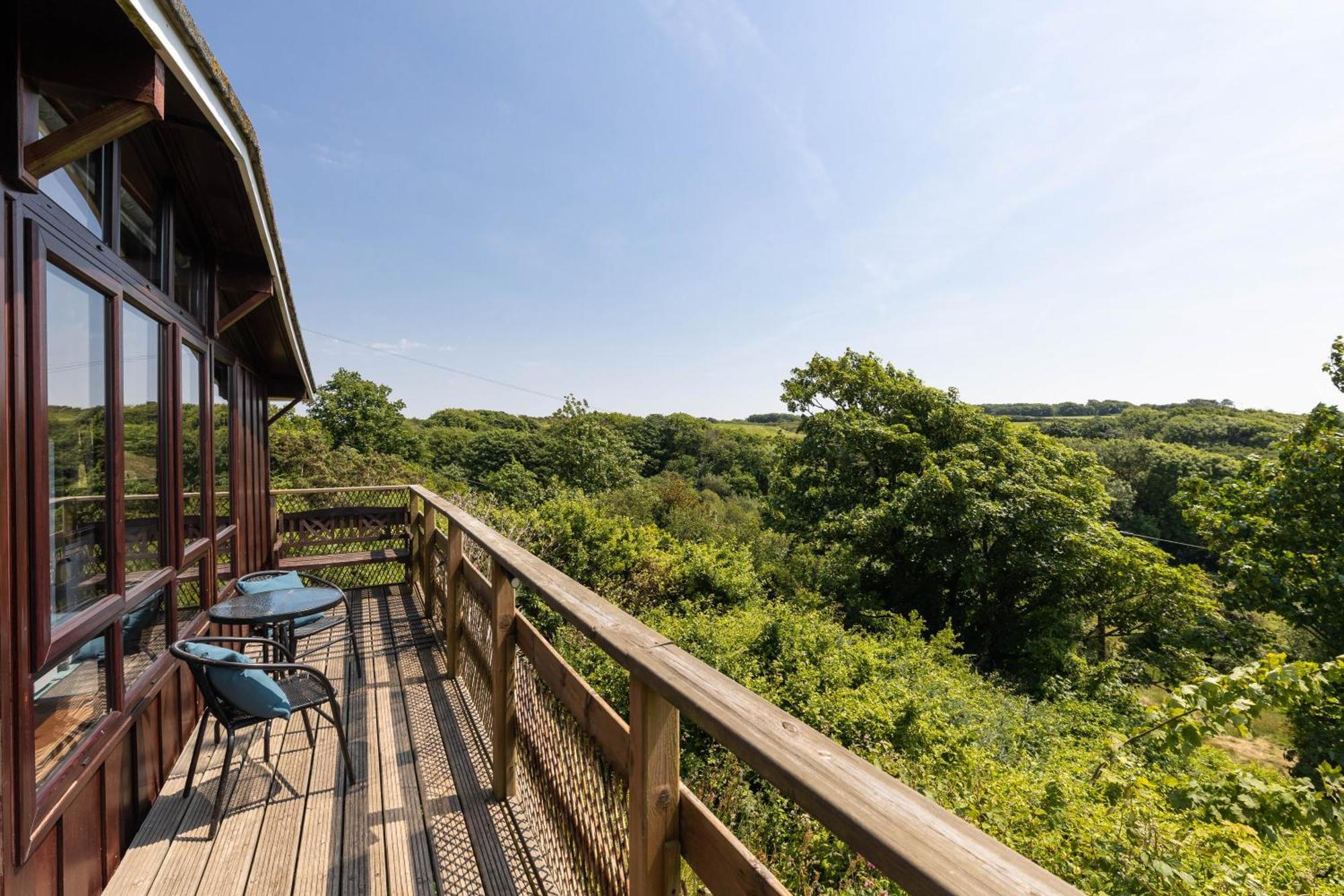 Coastal Cabin, Spectacular Views, Doorstep Woodland Walks, Sea 5 Mins * Broad Haven